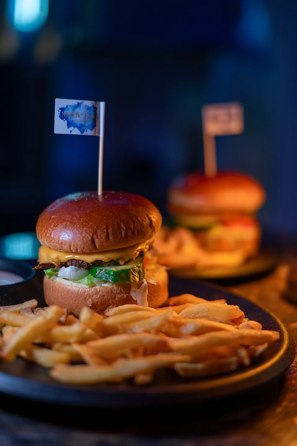 Cheeseburger mit Pommes