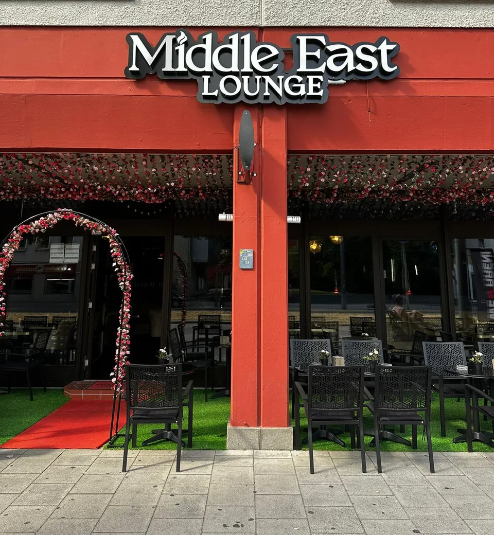 Fassade der Middle East Lounge an der Landsberger Straße 478 mit Leuchtschild, rotem Teppich und Terrasse