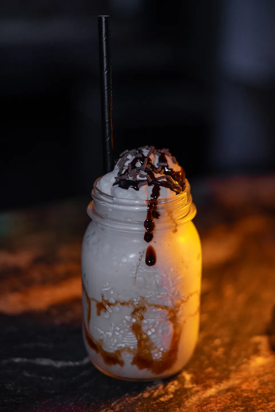 Milchshake mit Sahne und Schokosoße