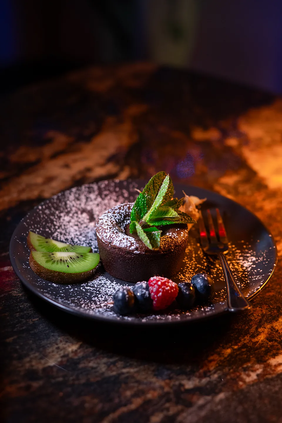 Schoko-Soufflé mit Beeren und Minze